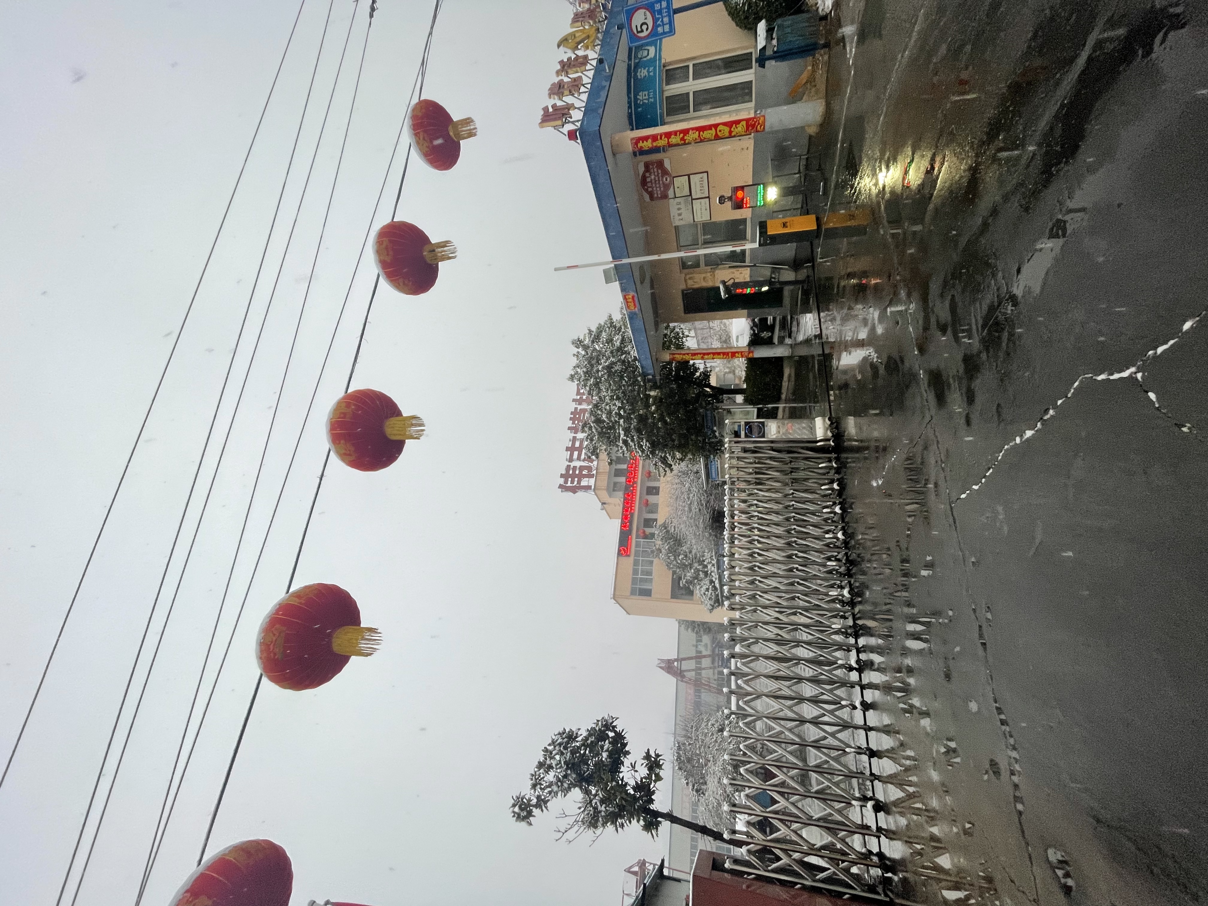 偉志模板提醒您雪天注意出行安全！